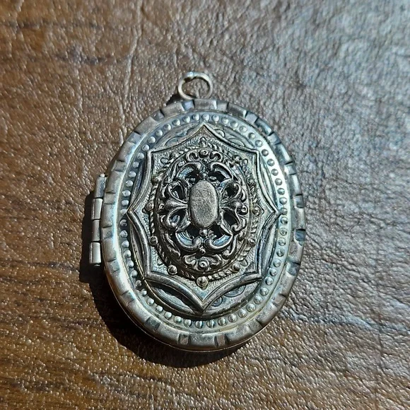 Vintage Intricate Locket - Picture 1 of 6
